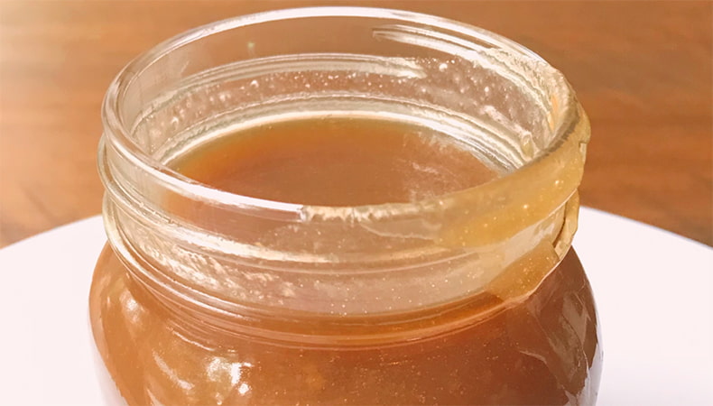 Sauce caramel maison dans un pot