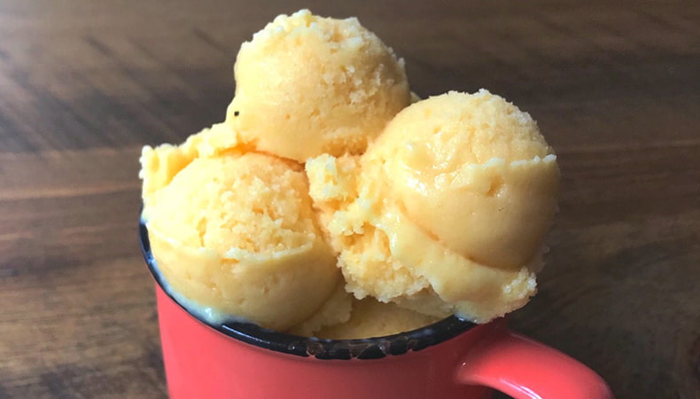 Yogourt glacé aux pêches dans une tasse