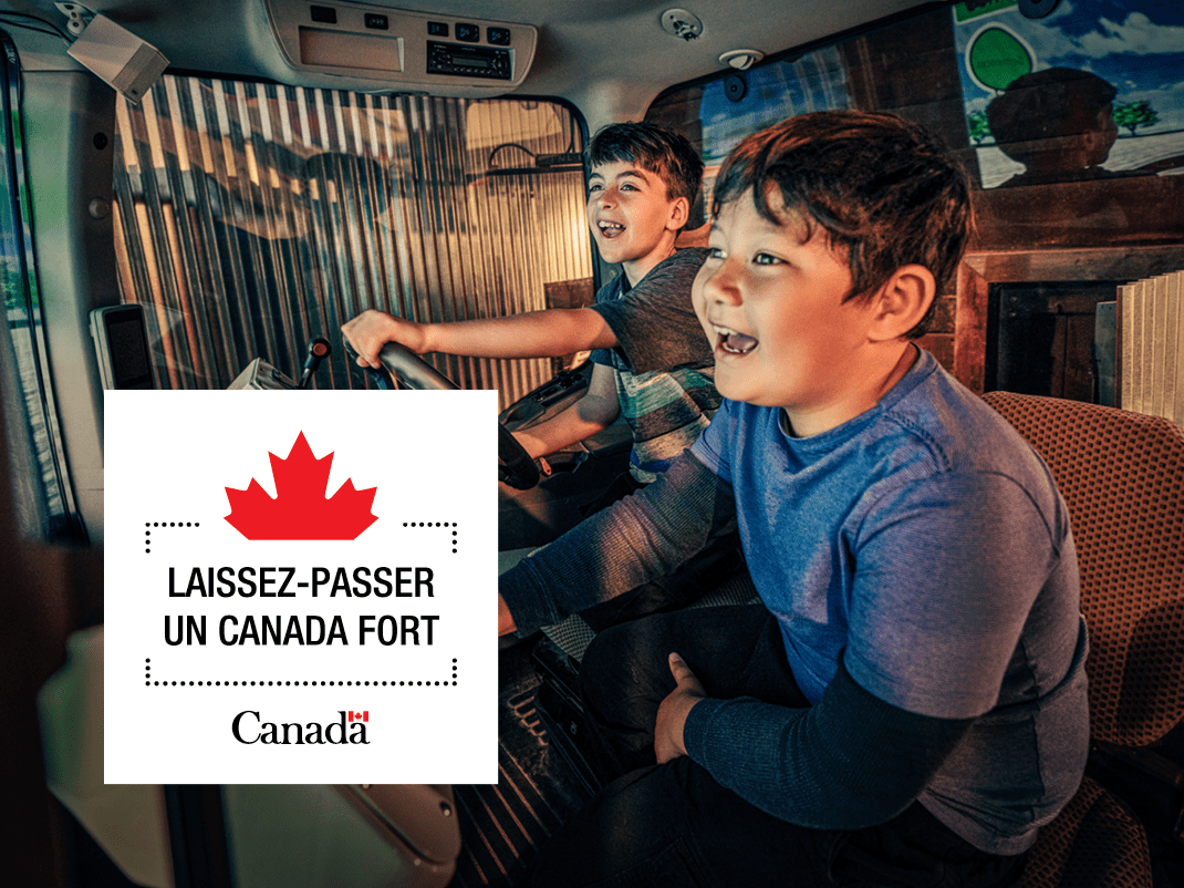 deux jeunes dans un tracteur. Un logo avec une demi-feuille d'érable et les mots Laissez passez Canada fort et Canada apparaissent.