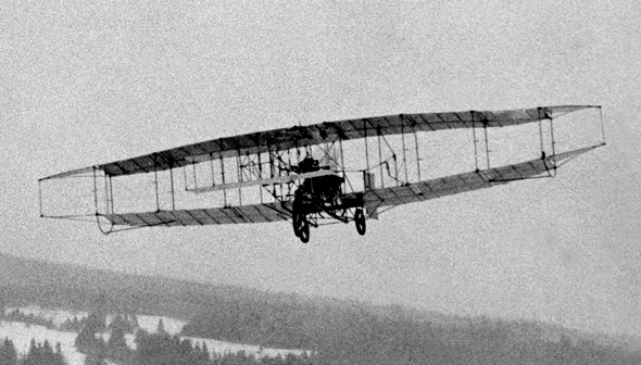 Photo en noir et blanc de l'avion Silver Dart de l'AEA en vol