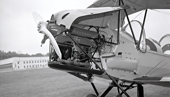 Photographie en noir et blanc du nez d'un De Havilland D.H. 82C2 Menasco Moth, montrant le moteur et l'hélice de l'avion.