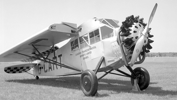 Photo en noir et blanc d'un avion Fairchild FC-2W2 en extérieur sur une piste.