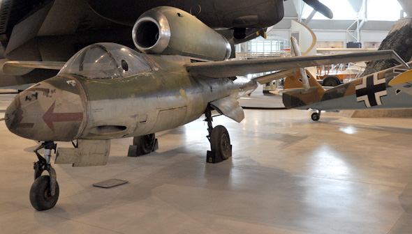 Un avion de chasse de la Seconde Guerre mondiale, vert armée avec un ventre blanc.