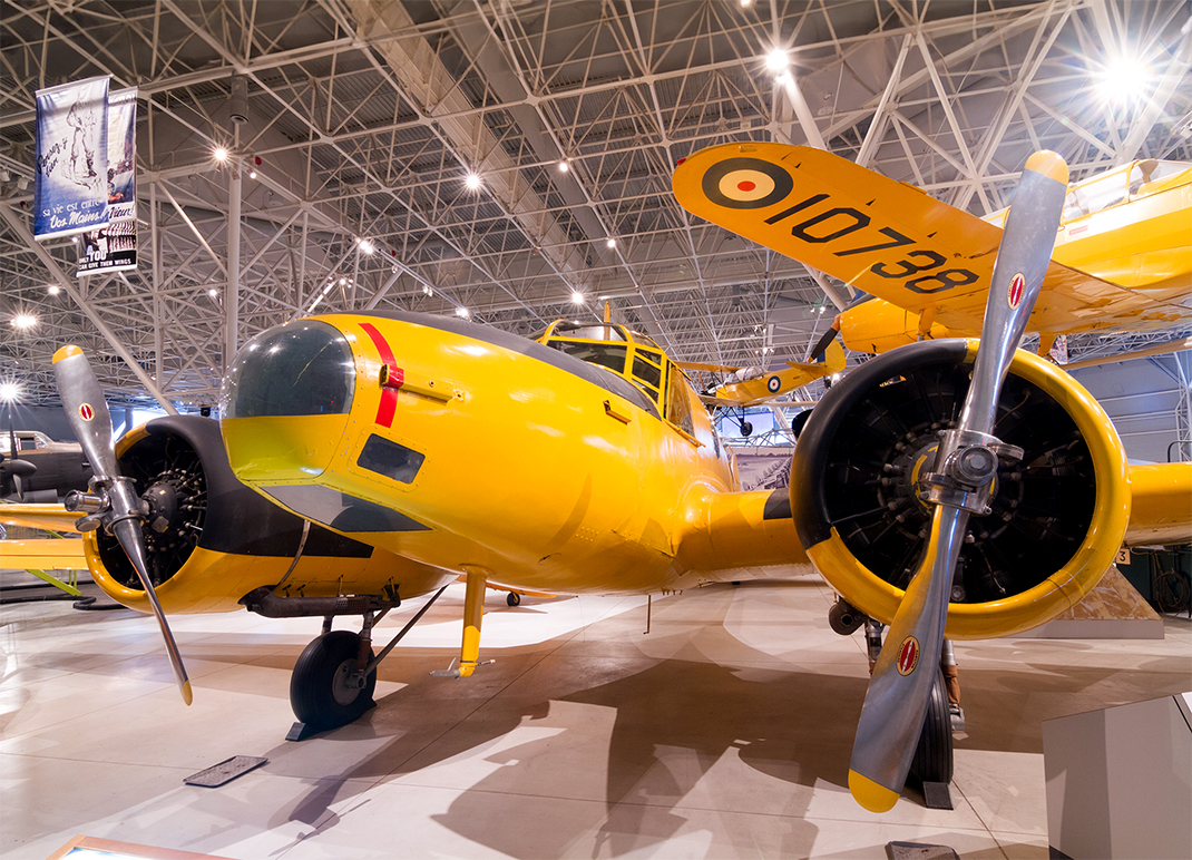 Avro Anson V, un avion jaune à hélices