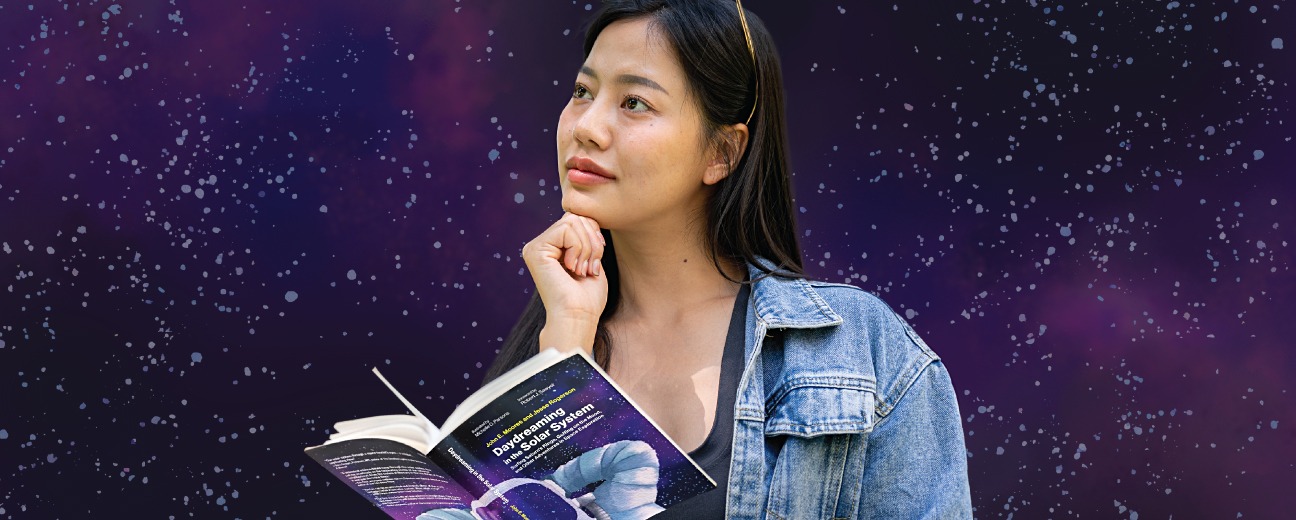 Une femme vêtue d'une veste en jean tient un livre ouvert intitulé 'Daydreaming in the Solar System'. Elle pose son menton sur sa main et regarde pensivement vers le haut, sur fond violet étoilé sur le thème de l'espace.