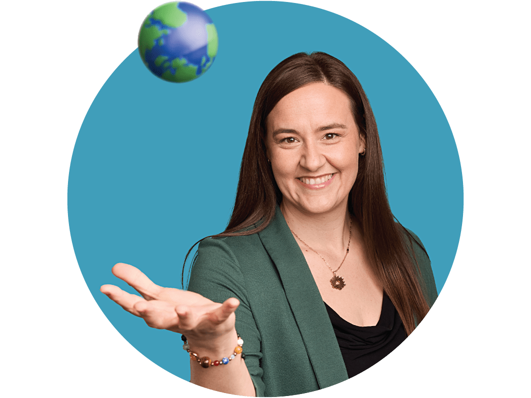 Une personne souriante aux longs cheveux bruns porte un veston vert sur un chandail noir. Elle tient une main ouverte sous un globe flottant. L'arrière-plan est un cercle bleu uni.