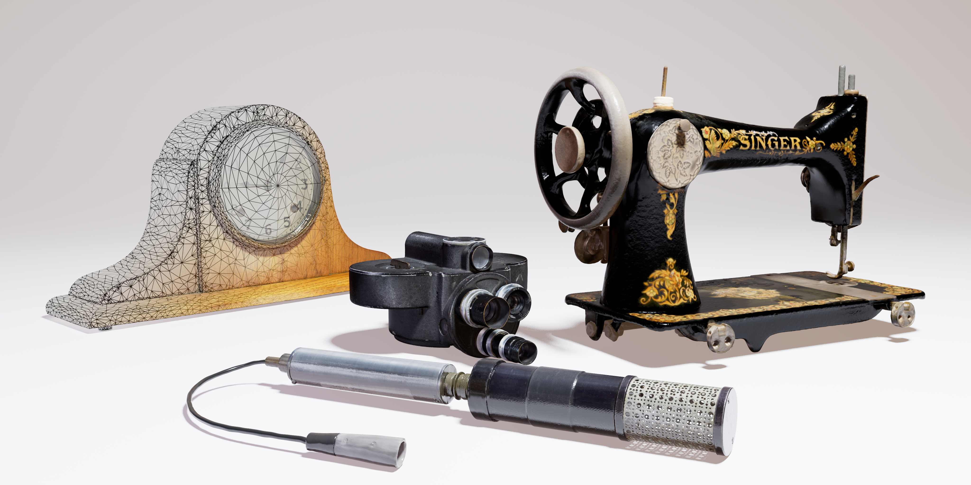 Rendus 3D d’artefacts d’une machine à coudre Singer, un appareil photo utilisé en Normandie le jour J, et un hydrophone sont placés sur une surface blanche. À l’arrière-plan, il y a une horloge en bois dont une moitié est colorée, et l’autre moitié est un dégradé d’un maillage 3D.